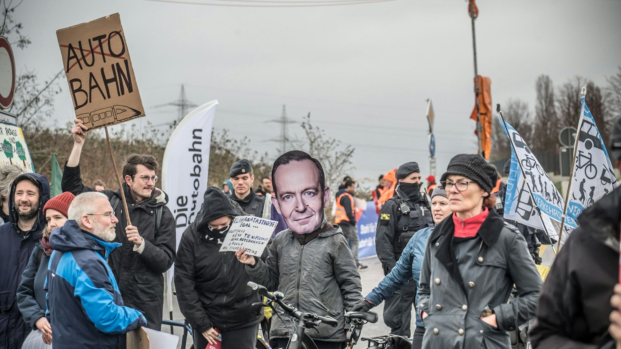 Demonstration auf der Rheinallee bei der Brückenöffnung.