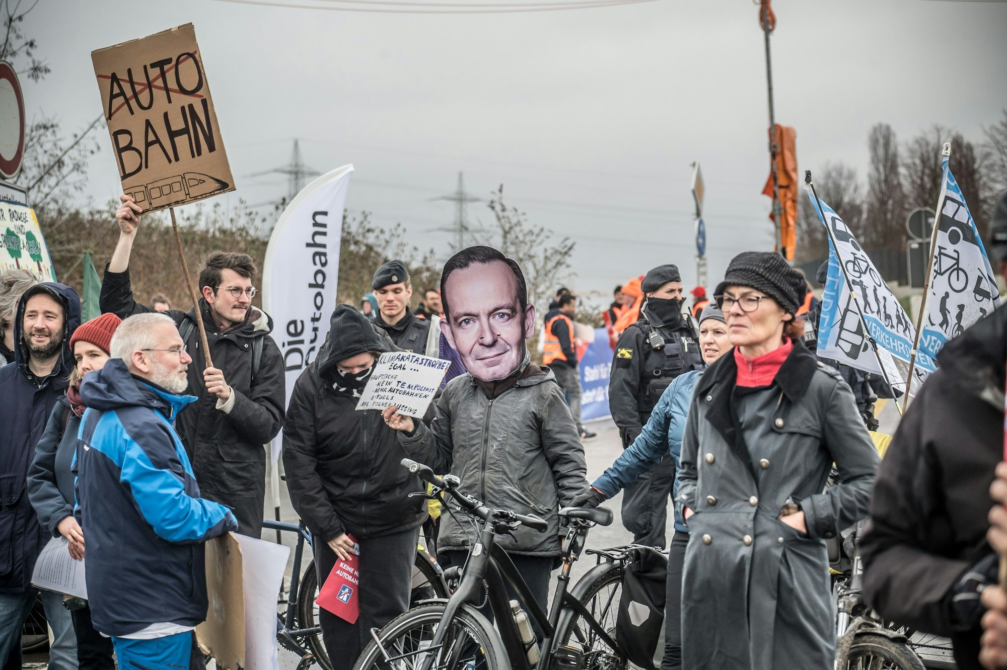 Bei der Eröffnung der neuen Rheinbrücke demonstrierten Leverkusener gegen die Pläne des Ministeriums.