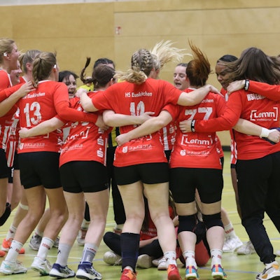 Die HSG-Spielerinnen bilden einen Kreis, halten sich in den Armen und jubeln. Die Zöpfe der Spielerinnen fliegen durch die Luft.