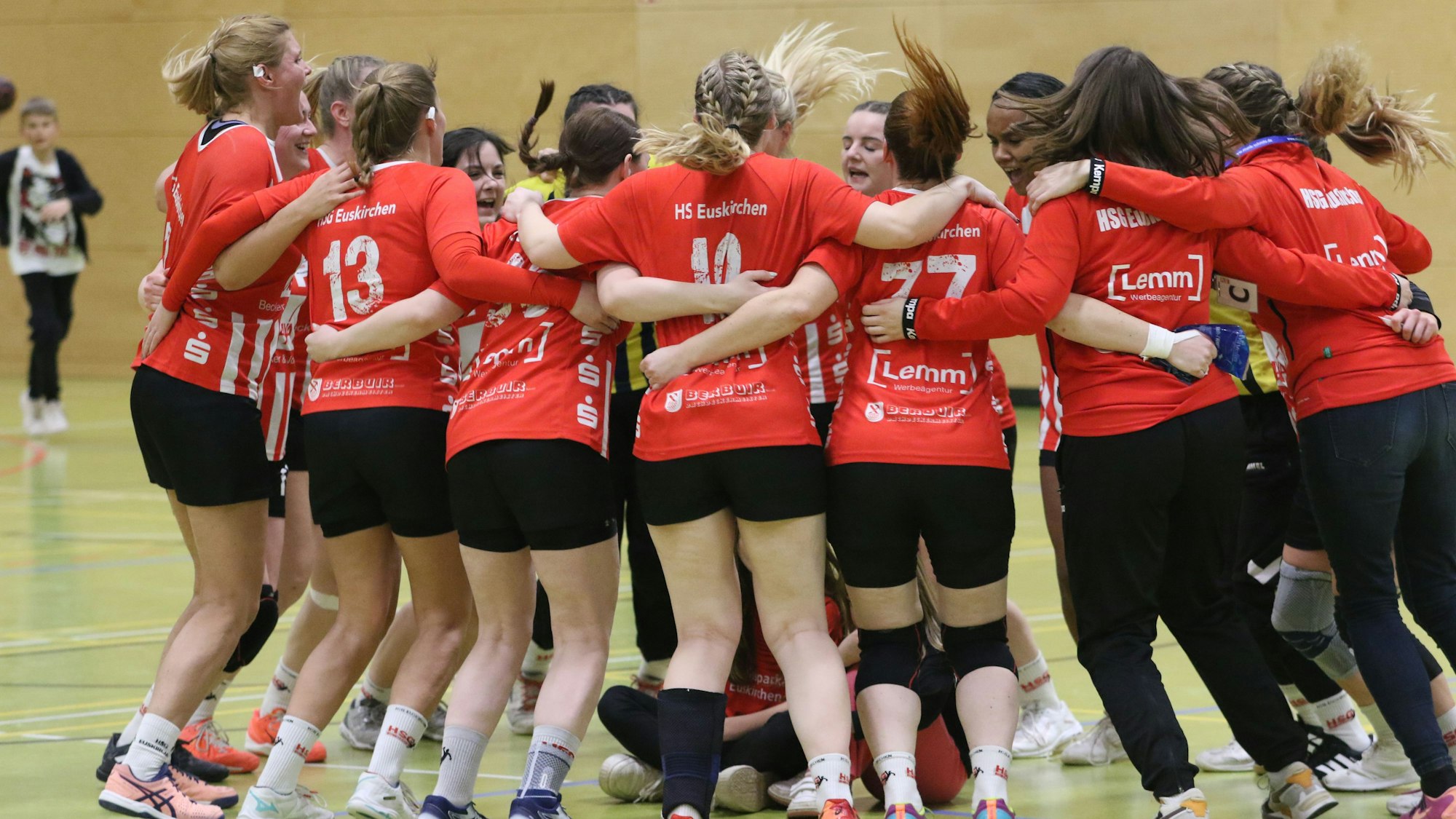Die HSG-Spielerinnen bilden einen Kreis, halten sich in den Armen und jubeln. Die Zöpfe der Spielerinnen fliegen durch die Luft.