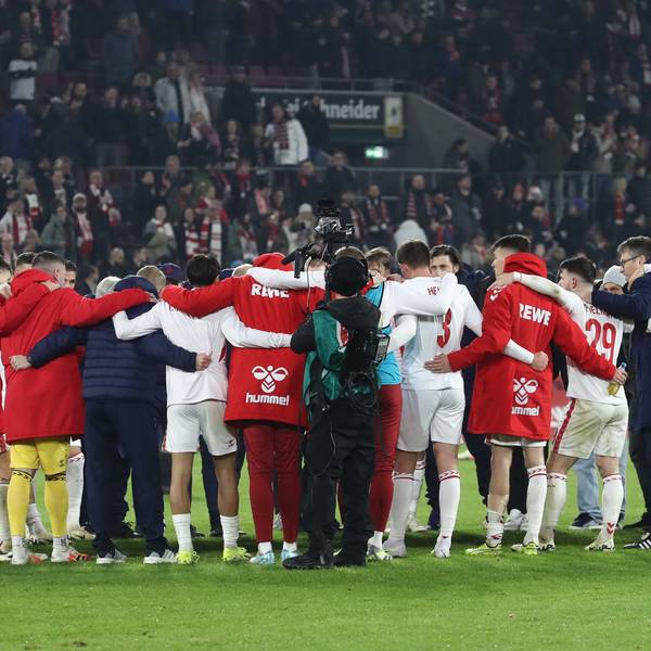 Mannschaft, Trainerteam und Stab des 1. FC Köln bilden nach dem 2:0-Sieg gegen Eintracht Frankfurt einen Kreis.