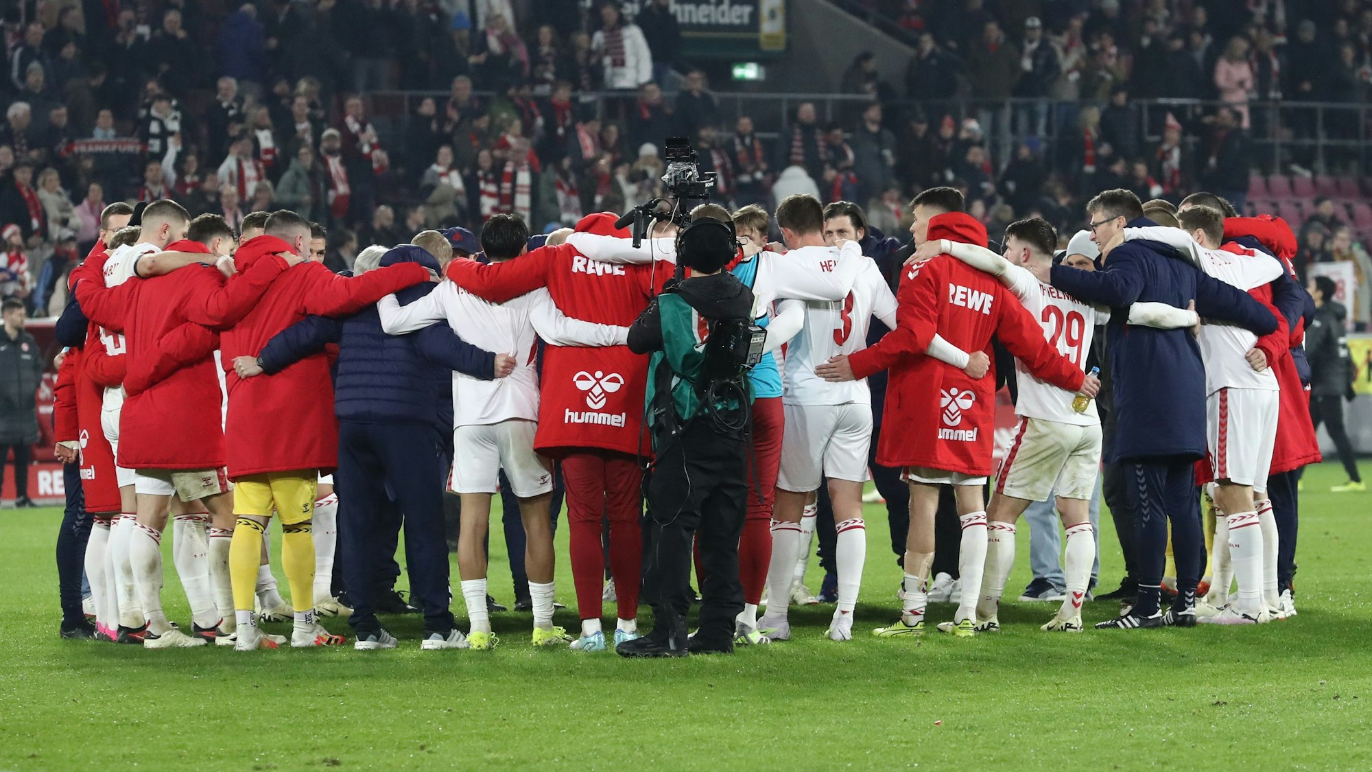 Mannschaft, Trainerteam und Stab des 1. FC Köln bilden nach dem 2:0-Sieg gegen Eintracht Frankfurt einen Kreis.