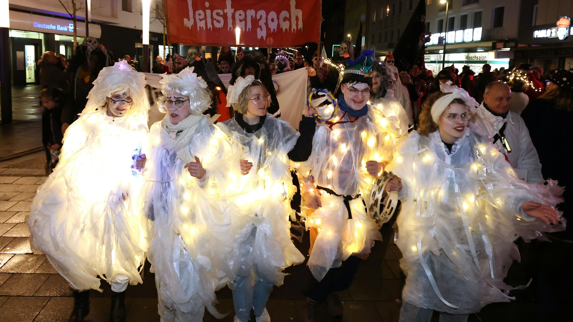 03.02.2024
Köln:
Geisterzug, der alternative Karnevalszug in Mülheim
Foto: Martina Goyert