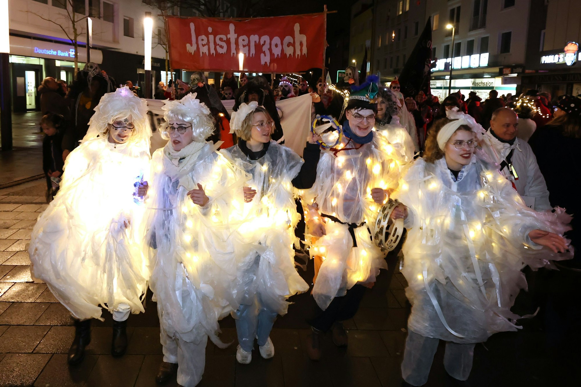Menschen in Geisterkostümen