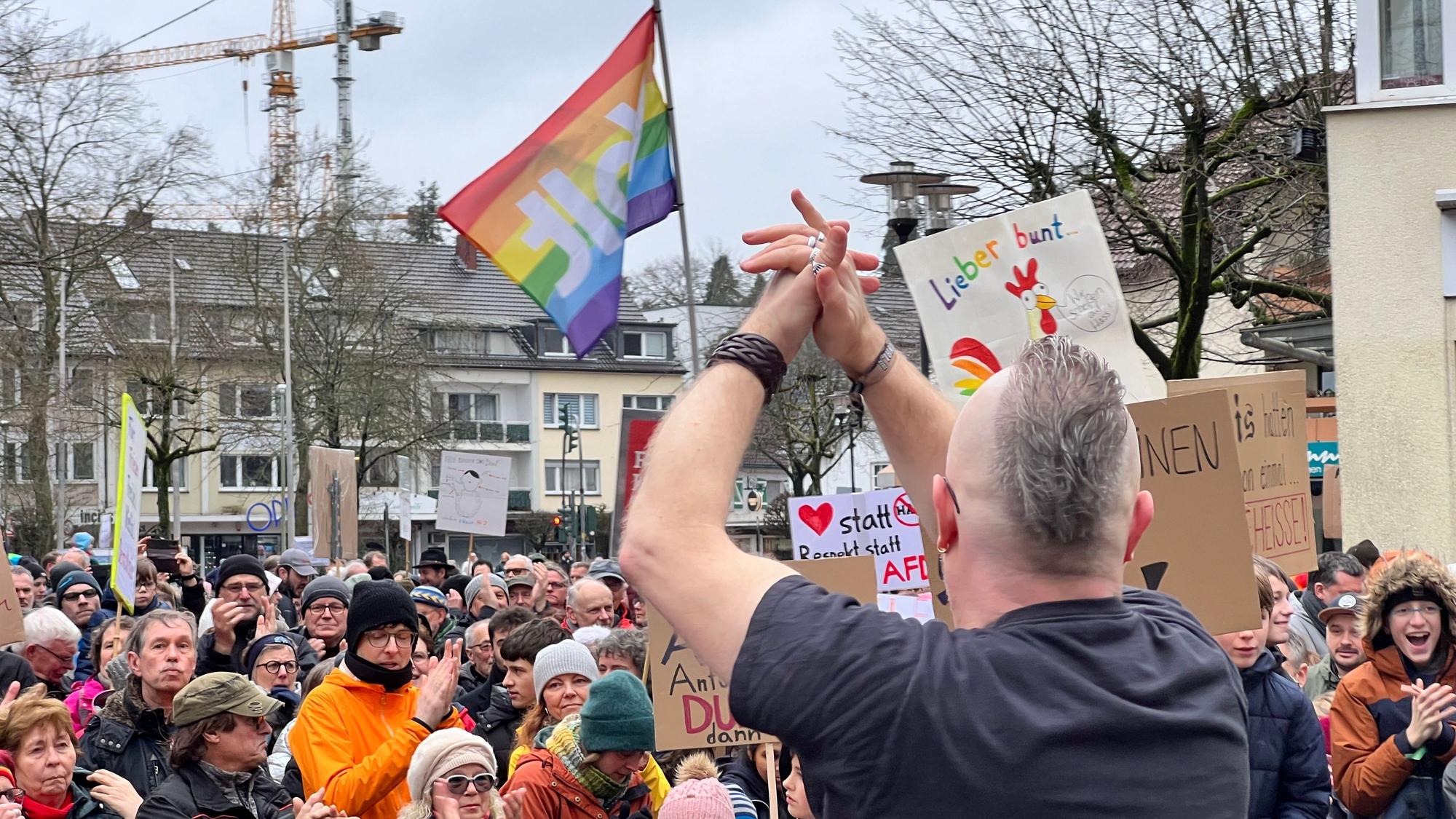2500 Menschen, nach Angaben der Veranstalter, demonstrierten am Sonntagnachmittag gegen einen Rechtsruck.