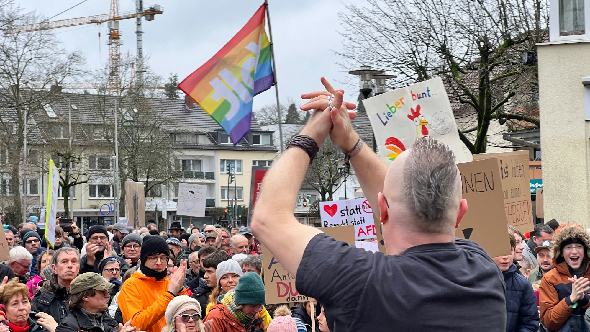 2500 Menschen, nach Angaben der Veranstalter, demonstrierten am Sonntagnachmittag gegen einen Rechtsruck.