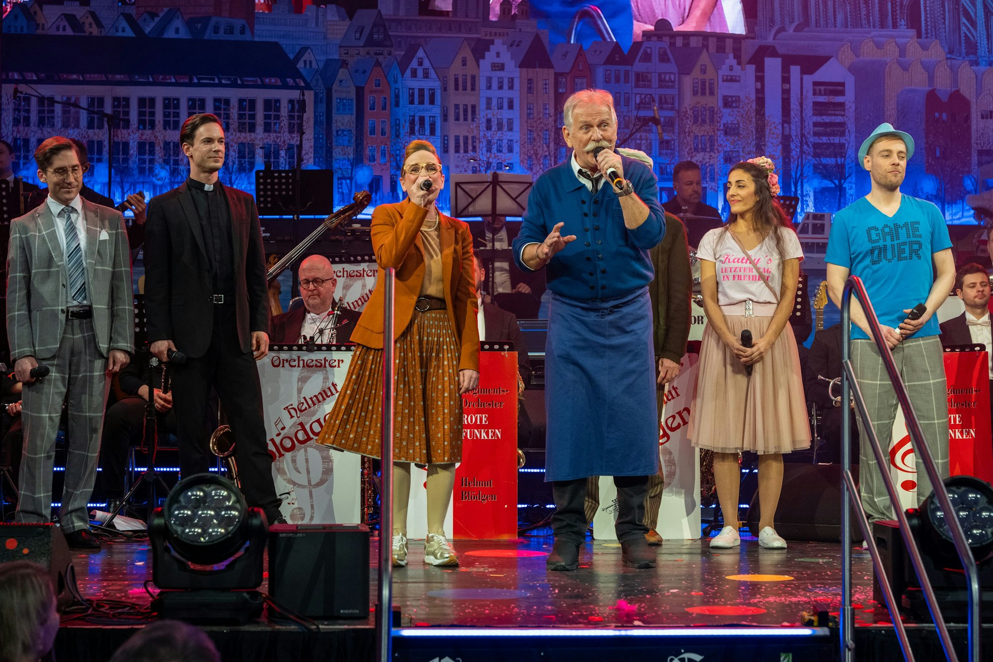 Henning Krautmacher mit dem Ensemble von „Himmel und Kölle“.