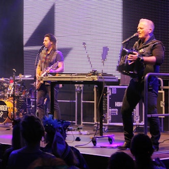 Die Musiker der Höhner stehen auf der Bühne und sorgen für Stimmung.