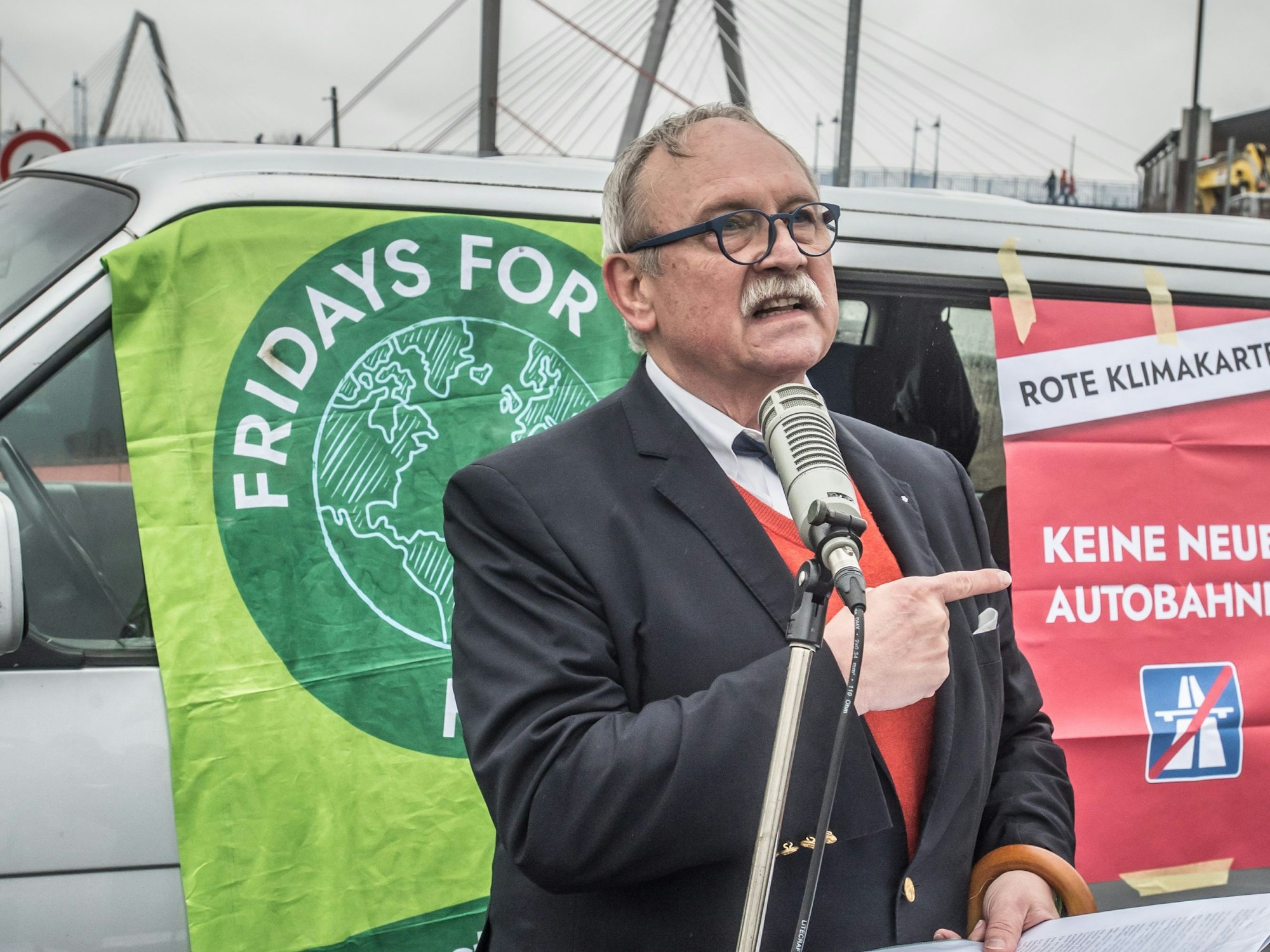 Der Lungenfacharzt Norbert Mülleneisen spricht auf der Demonstration auf der Rheinallee.