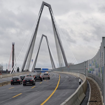 Die ersten Fahrzeuge fahren nach der Verkehrsfreigabe der neuen Leverkusener Brücke über die Brücke.