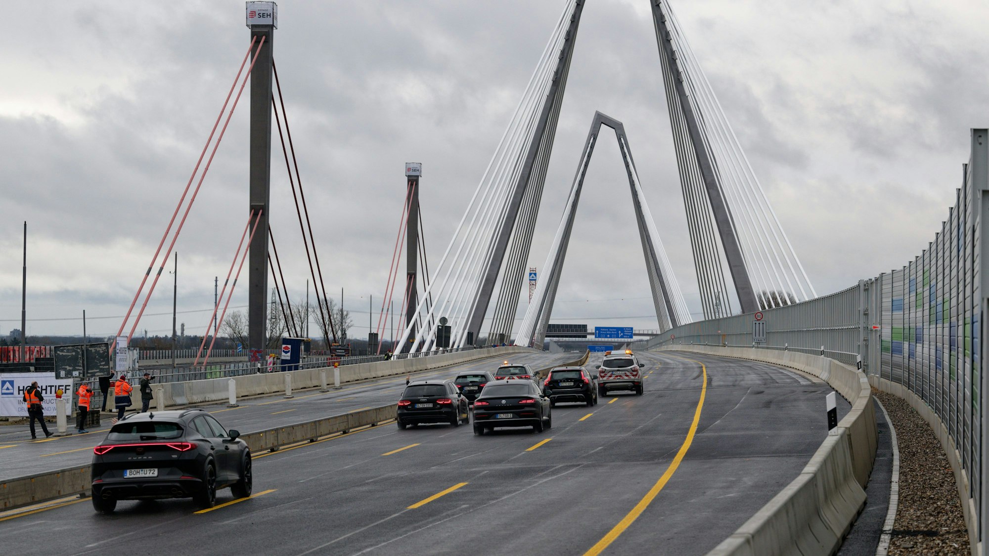 Die ersten Fahrzeuge fahren nach der Verkehrsfreigabe der neuen Leverkusener Brücke über die Brücke.