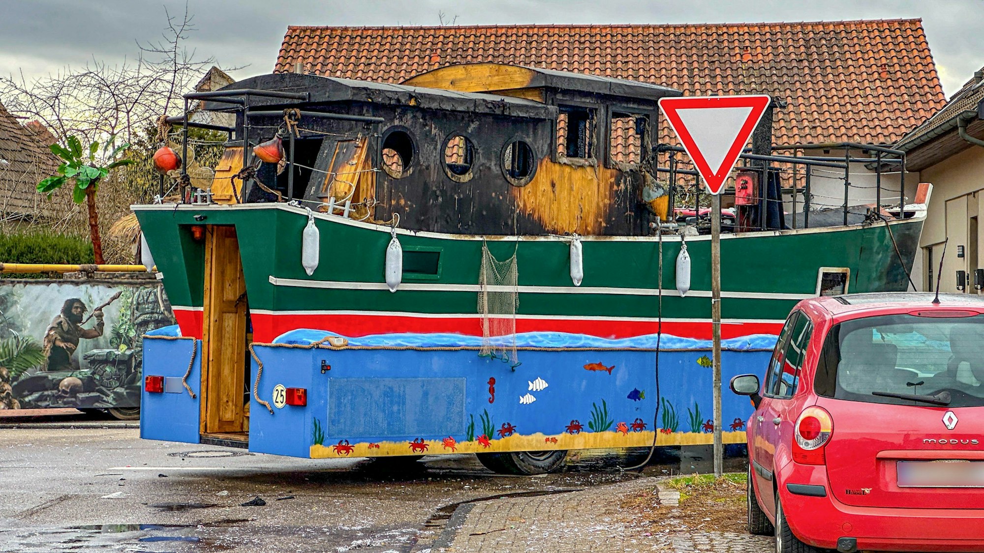 Der ausgebrannte Faschingswagen steht auf einer Straße in Kehl.