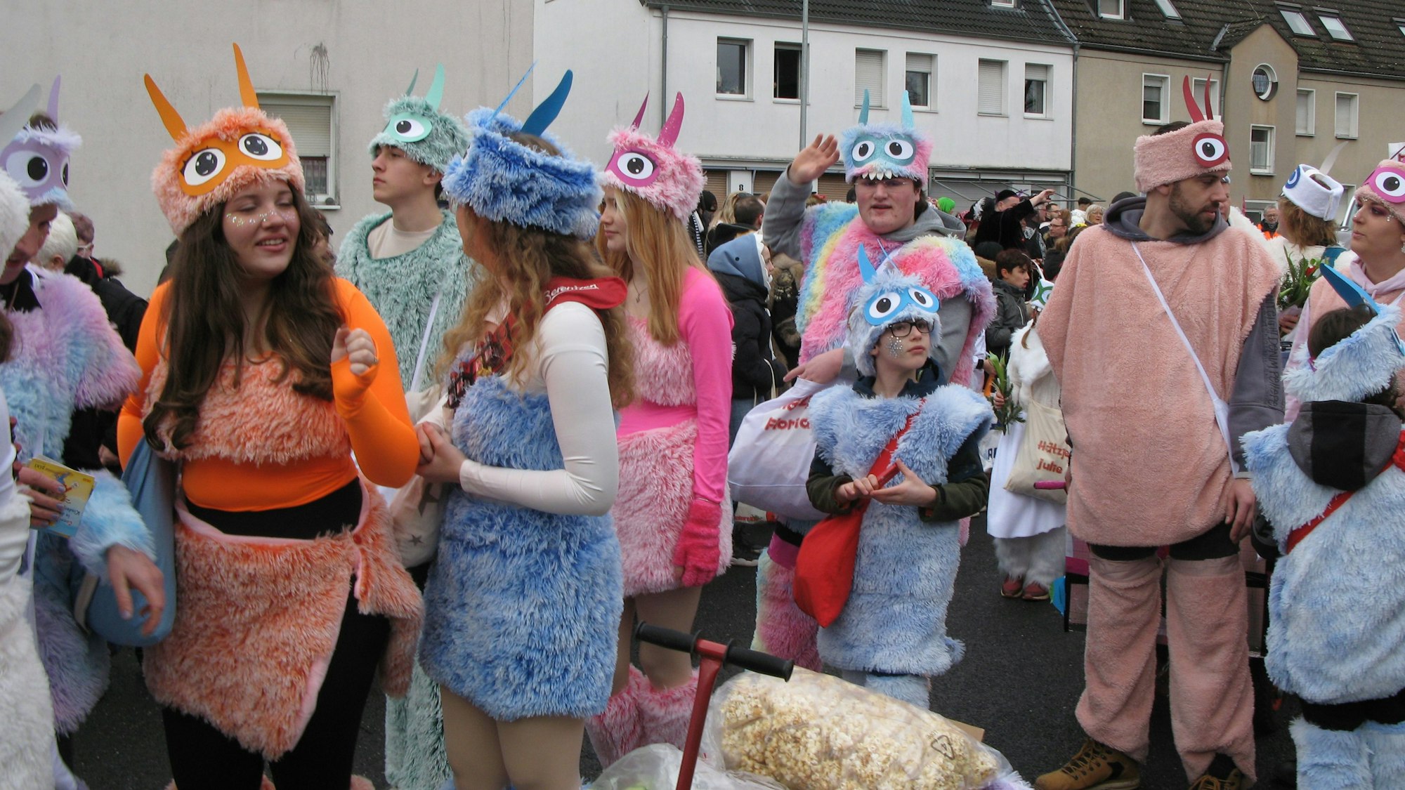 Frauen und Männer in farbigen, flauschigen Kunstfellen als Yetis verkleidet.