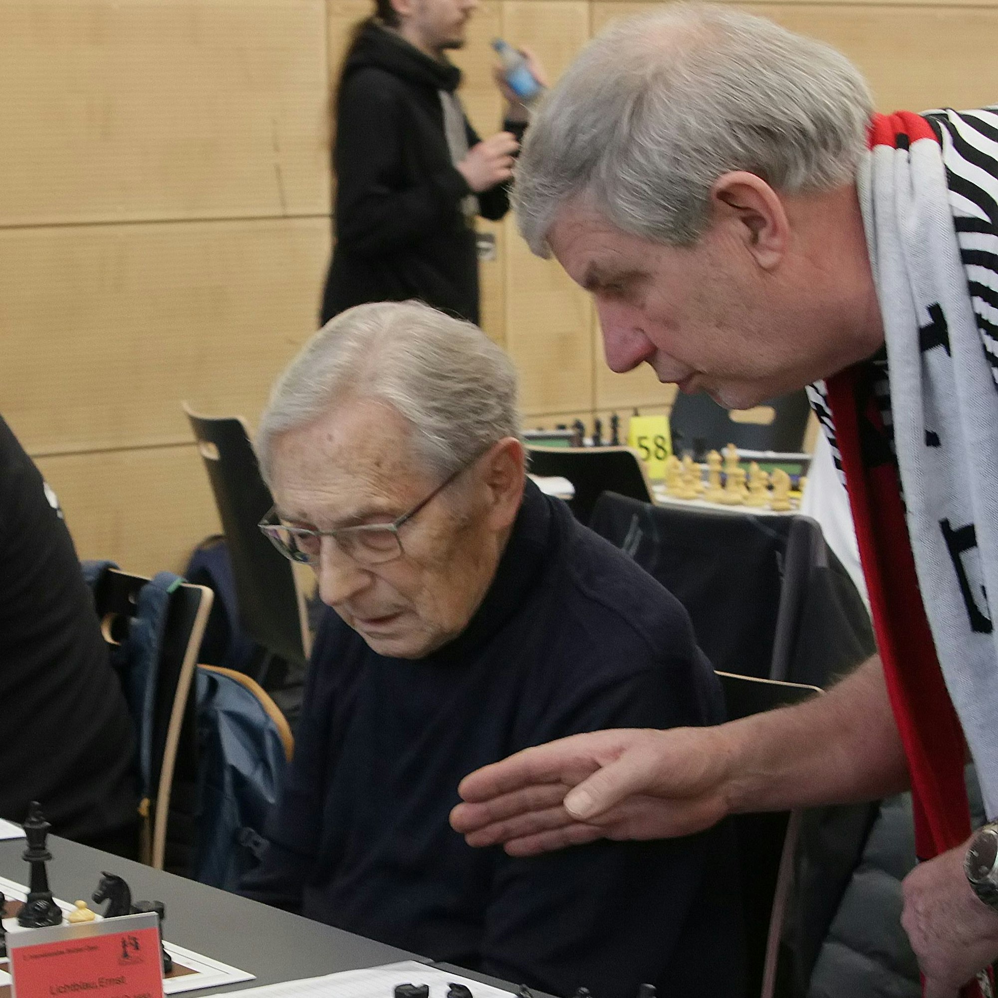 Auf dem Bild sind zwei Schachspieler zu sehen.