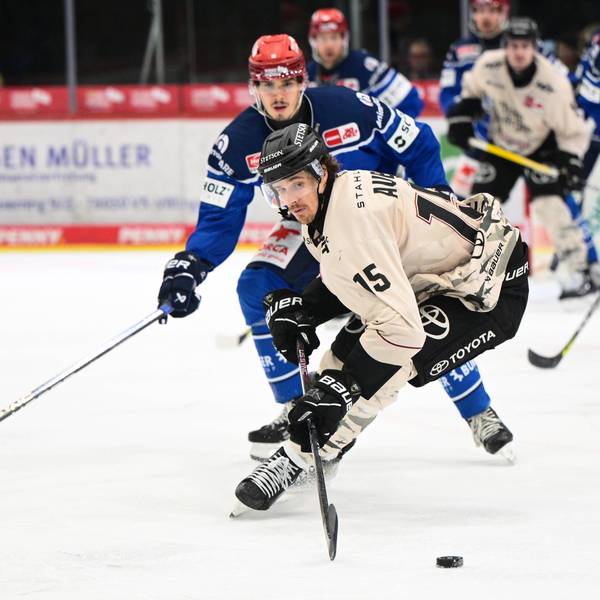 Die Kölner Haie um Louis-Marc Aubry (vorne) verloren in Schwenningen im zweiten Drittel den Faden und dann mit 1:4 das Spiel.