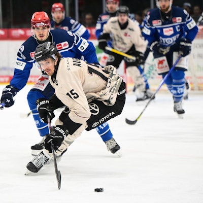 Die Kölner Haie um Louis-Marc Aubry (vorne) verloren in Schwenningen im zweiten Drittel den Faden und dann mit 1:4 das Spiel.