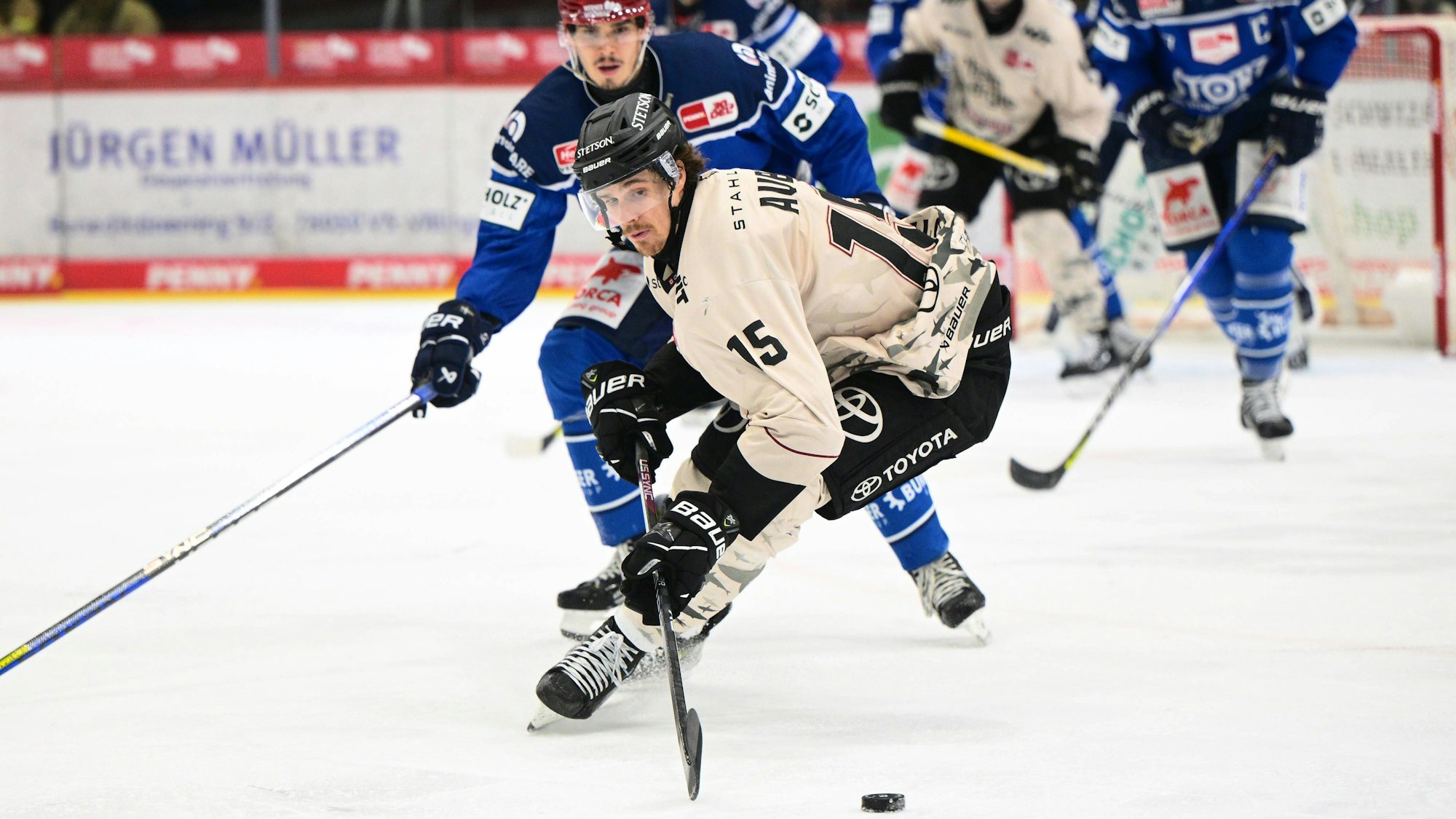 Die Kölner Haie um Louis-Marc Aubry (vorne) verloren in Schwenningen im zweiten Drittel den Faden und dann mit 1:4 das Spiel.