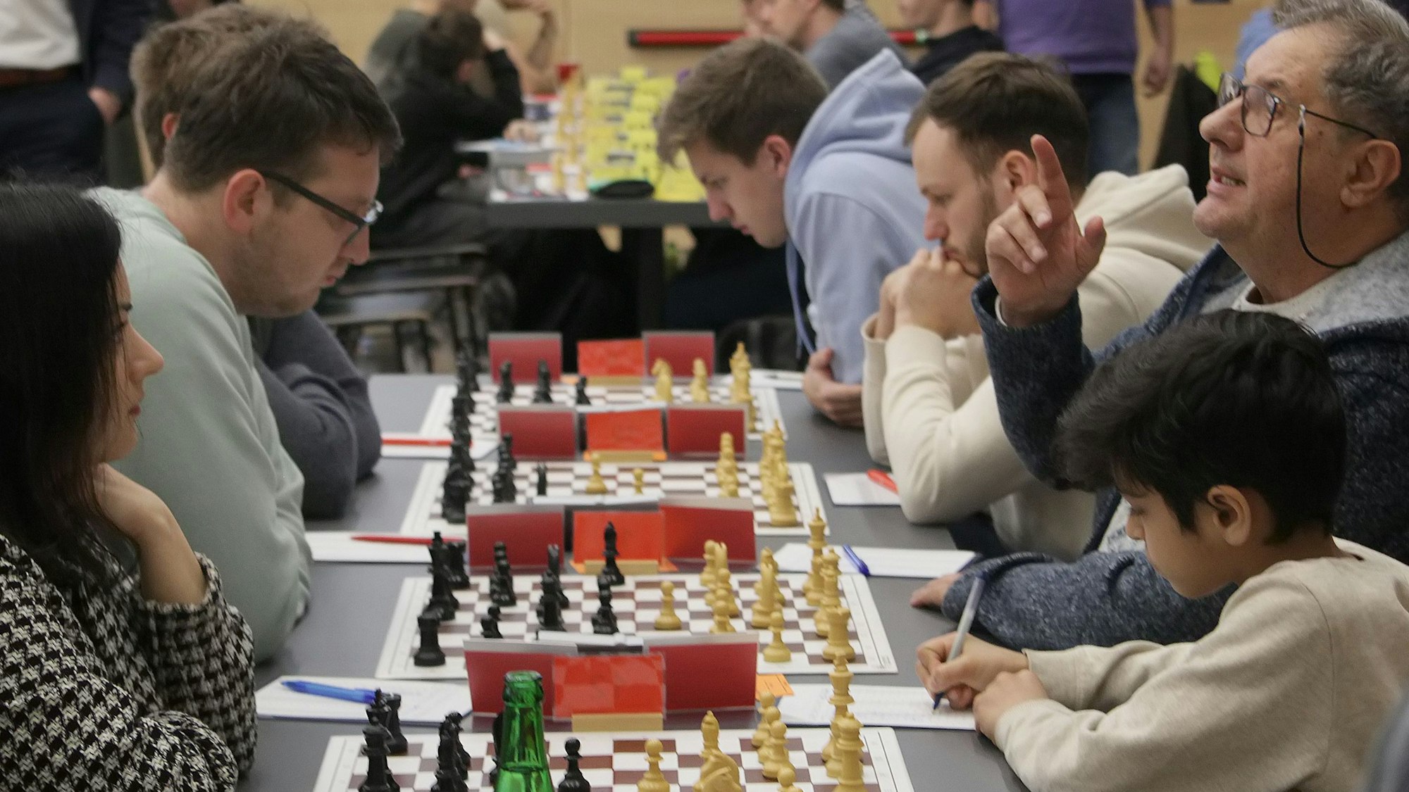 Auf dem Bild sind Schachspieler zu sehen.