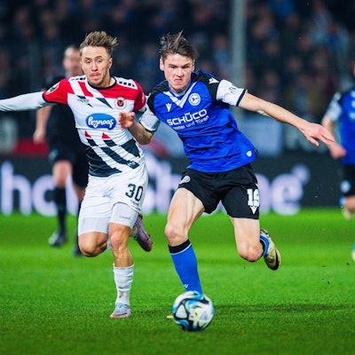 03.02.2024 - Fußball, 2023/2024, 3. Liga, 24. Spieltag, DSC Arminia Bielefeld - FC Viktoria Köln 1904: L-R Luca Marseiler Köln, Maximilian Großer Bielefeld DFB REGULATIONS PROHIBIT ANY USE OF PHOTOGRAPHS AS IMAGE SEQUENCES AND/OR QUASI-VIDEO. *** 03 02 2024 Soccer, 2023 2024, 3 Liga, 24 Matchday, DSC Arminia Bielefeld FC Viktoria Köln 1904 L R Luca Marseiler Köln , Maximilian Großer Bielefeld DFB REGULATIONS PROHIBIT ANY USE OF PHOTOGRAPHS AS IMAGE SEQUENCES AND OR QUASI VIDEO