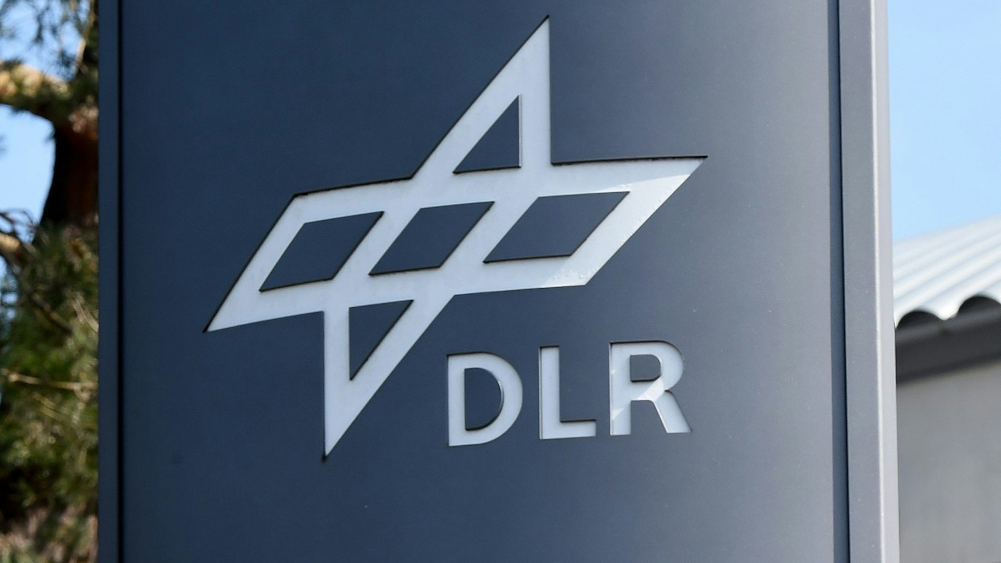 Die Einfahrt zum Deutschen Zentrum für Luft- und Raumfahrt e.V. (DLR).