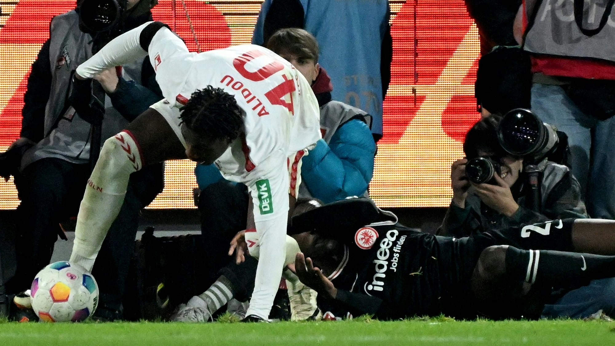 Die Szene des Spiels: Niels Nkounkou foult Faride Alidou, anschließend gab es Gelb-Rot gegen den Frankfurter sowie das Kölner 1:0.