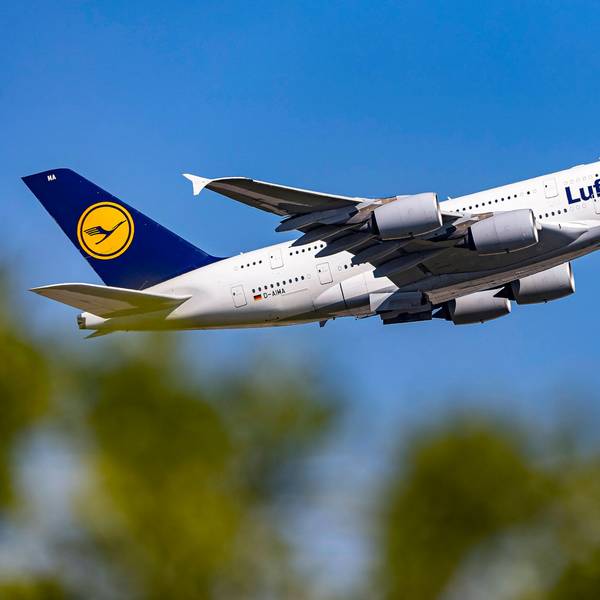Ein Airbus A380 der Lufthansa kurz nach dem Start im Steigflug. Das größte Passagierflugzeug der Welt ist in weiß, blau und gelb lackiert. (Symbolbild)