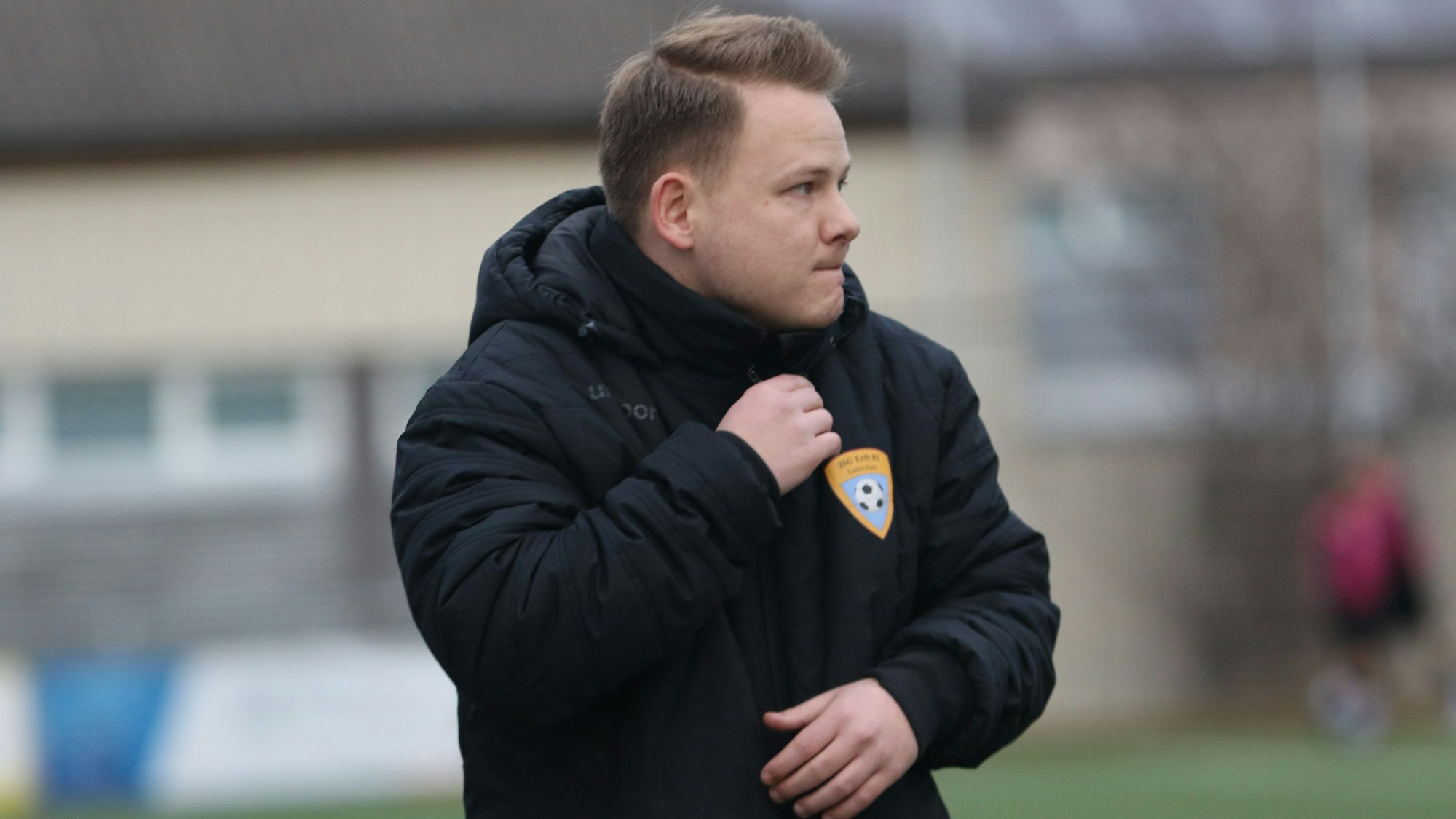 Christopher Kockerols guckt konzentriert zur Seite. Er richtet offenbar seinen Schal.