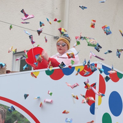 Das Foto zeigt die Waldbröler Kinderprinzessin im Kamelleregen.