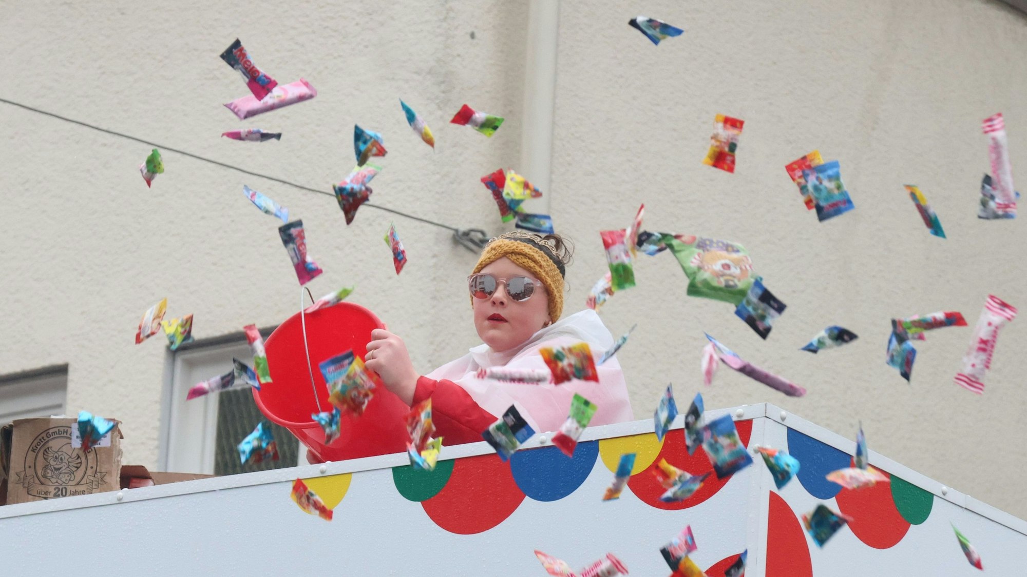 Das Foto zeigt die Waldbröler Kinderprinzessin im Kamelleregen.