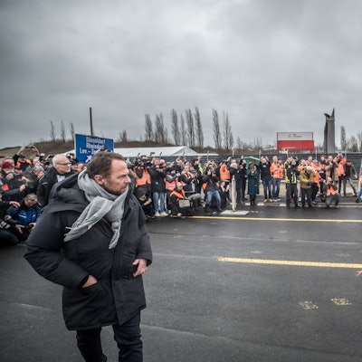 Auf dem Festakt am Sonntag: Oberbürgermeister Uwe Richrath (vorne) durfte das Bändchen nicht mit durchschneiden.