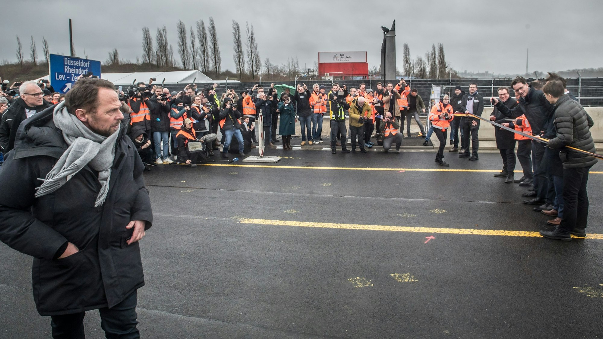 Auf dem Festakt am Sonntag: Oberbürgermeister Uwe Richrath (vorne) durfte das Bändchen nicht mit durchschneiden.