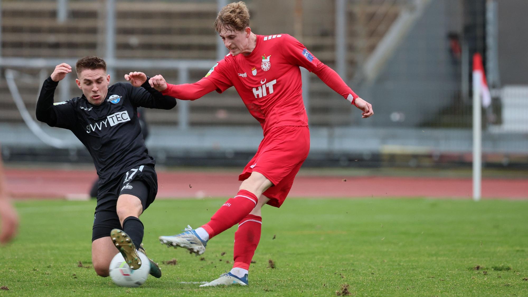 SC Fortuna Köln vs. SC Paderborn II, 4.Liga,
von links: Marco Pledl (SC), Justin Steinkötter (Fortuna), 04.02.2024, Bild: Herbert Bucco