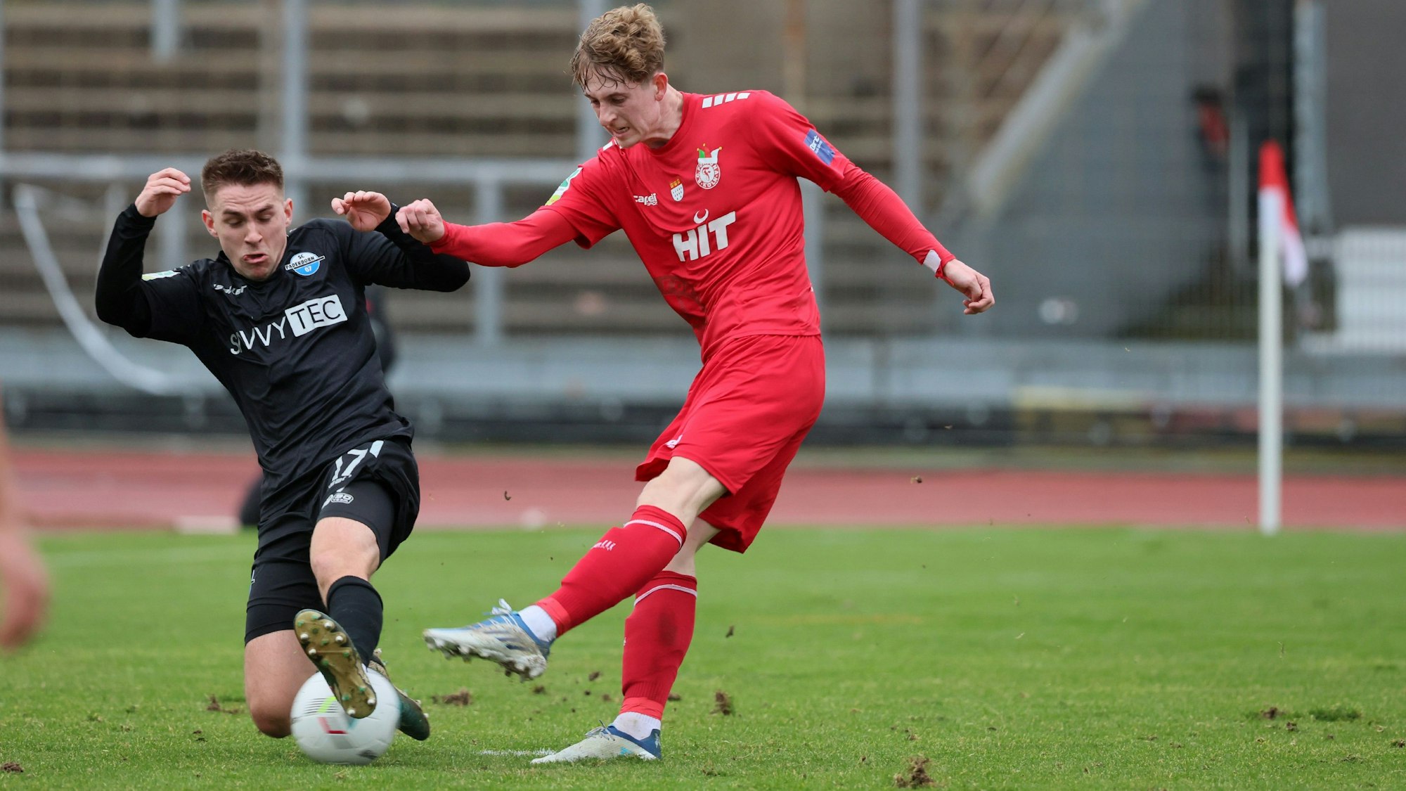 SC Fortuna Köln vs. SC Paderborn II, 4.Liga,
von links: Marco Pledl (SC), Justin Steinkötter (Fortuna), 04.02.2024, Bild: Herbert Bucco
