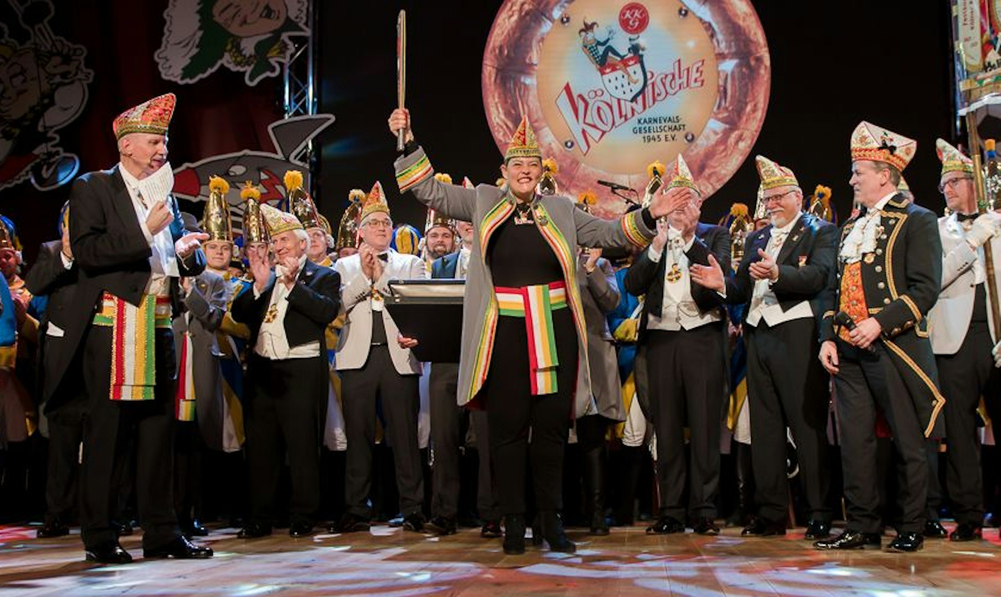 FK-Präsident Christoph Kuckelkorn übergab Simone Kropmanns die Insignien als Präsidentin der Kölnischen KG.