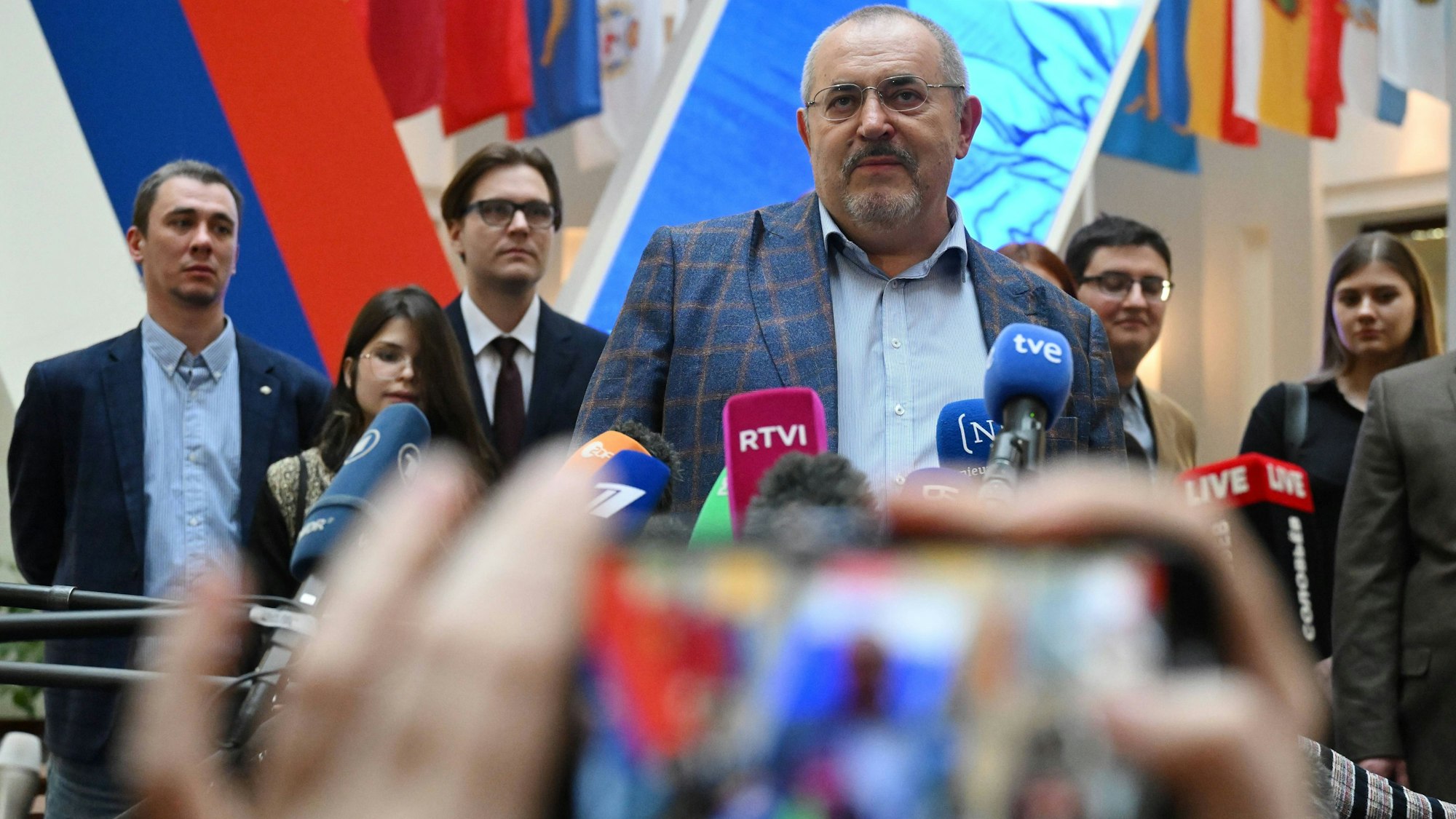 „Bürgerinitiative“-Kandidat Boris Nadeschdin spricht vor Unterstützern bei einer Wahlkampfrede.