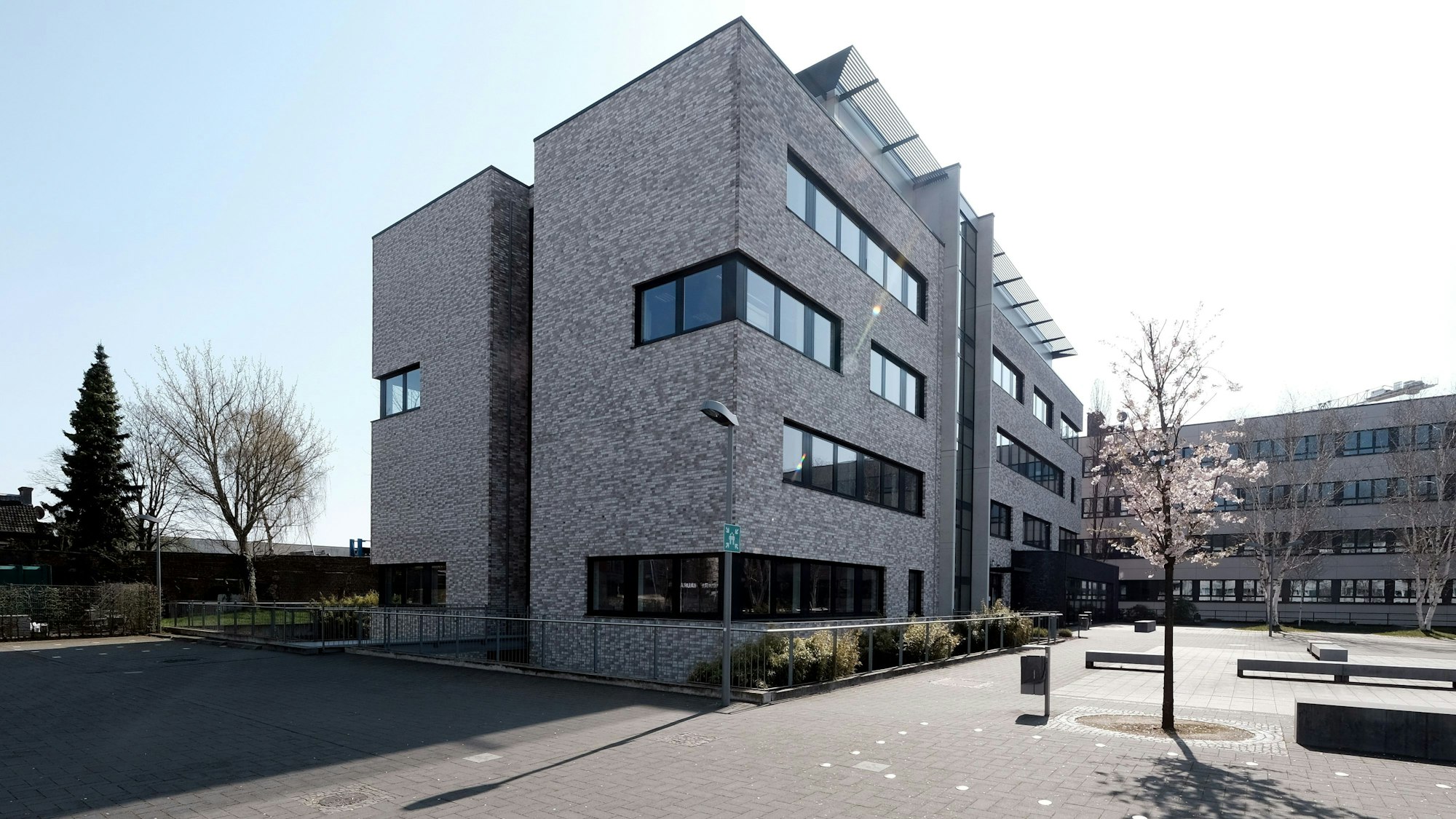 Das Bild zeigt die Rheinische Fachhochschule in Ehrenfeld.