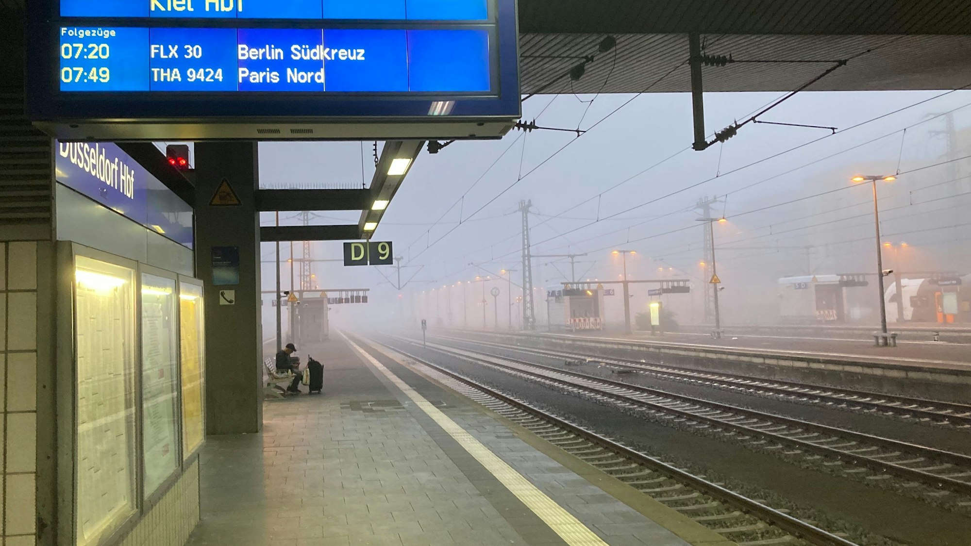 ARCHIV - 11.08.2021, Nordrhein-Westfalen, Düsseldorf: Von einem Bahnsteig des Düsseldorfer Hauptbahnhofs ist ein Betrunkener beim Urinieren vor einen Regionalzug gefallen. (zu dpa: «Beim Urinieren in Düsseldorf vor Zug gefallen») Foto: Mona Wenisch/dpa +++ dpa-Bildfunk +++