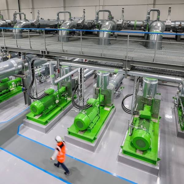 Leipzig: Der Kraftwerksleiter geht durch die Pumpenhalle für Fernwärme im neuen Heizkraftwerk Süd. (Archivbild)