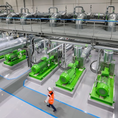 Leipzig: Der Kraftwerksleiter geht durch die Pumpenhalle für Fernwärme im neuen Heizkraftwerk Süd. (Archivbild)