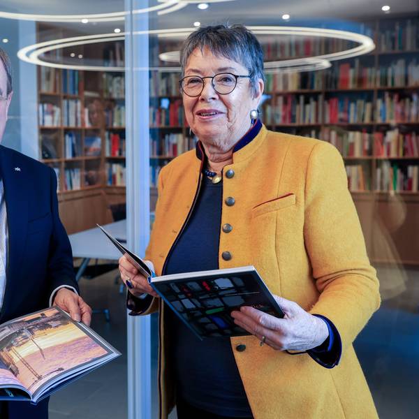 Armin Laschet, ehemaliger Ministerpräsident von Nordrhein-Westfalen, und Dombaumeisterin a.D. Barbara Schock-Werner stellen im Greven-Verlag ihren Bildband „Zurück im Herzen Europas“ vor. Das Buch dokumentiert die deutsche Hilfe beim Wiederaufbau der 2019 schwer beschädigten Kathedrale Notre-Dame in Paris.