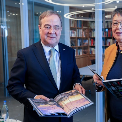 Armin Laschet, ehemaliger Ministerpräsident von Nordrhein-Westfalen, und Dombaumeisterin a.D. Barbara Schock-Werner stellen im Greven-Verlag ihren Bildband „Zurück im Herzen Europas“ vor. Das Buch dokumentiert die deutsche Hilfe beim Wiederaufbau der 2019 schwer beschädigten Kathedrale Notre-Dame in Paris.