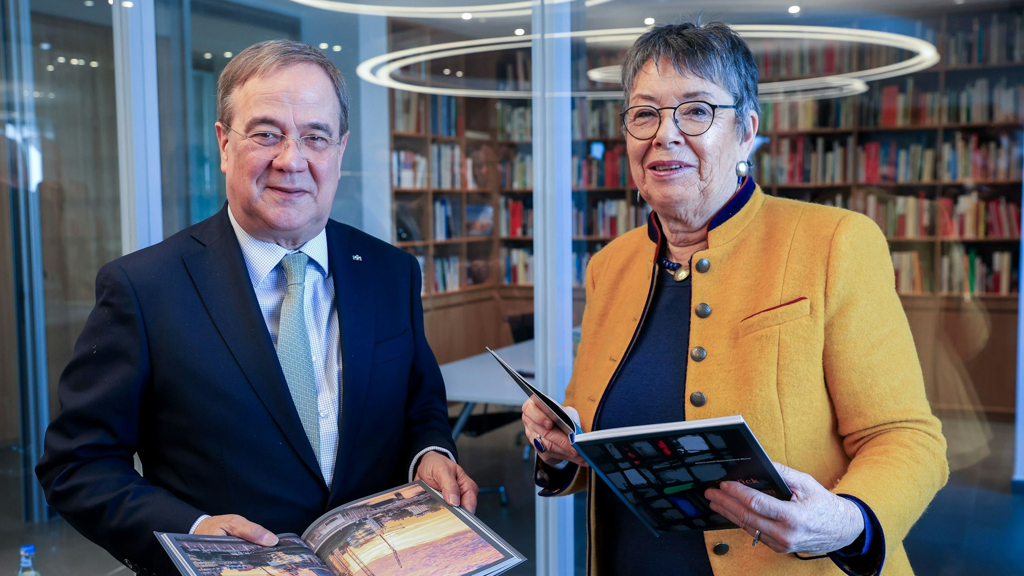 Armin Laschet, ehemaliger Ministerpräsident von Nordrhein-Westfalen, und Dombaumeisterin a.D. Barbara Schock-Werner stellen im Greven-Verlag ihren Bildband „Zurück im Herzen Europas“ vor. Das Buch dokumentiert die deutsche Hilfe beim Wiederaufbau der 2019 schwer beschädigten Kathedrale Notre-Dame in Paris.