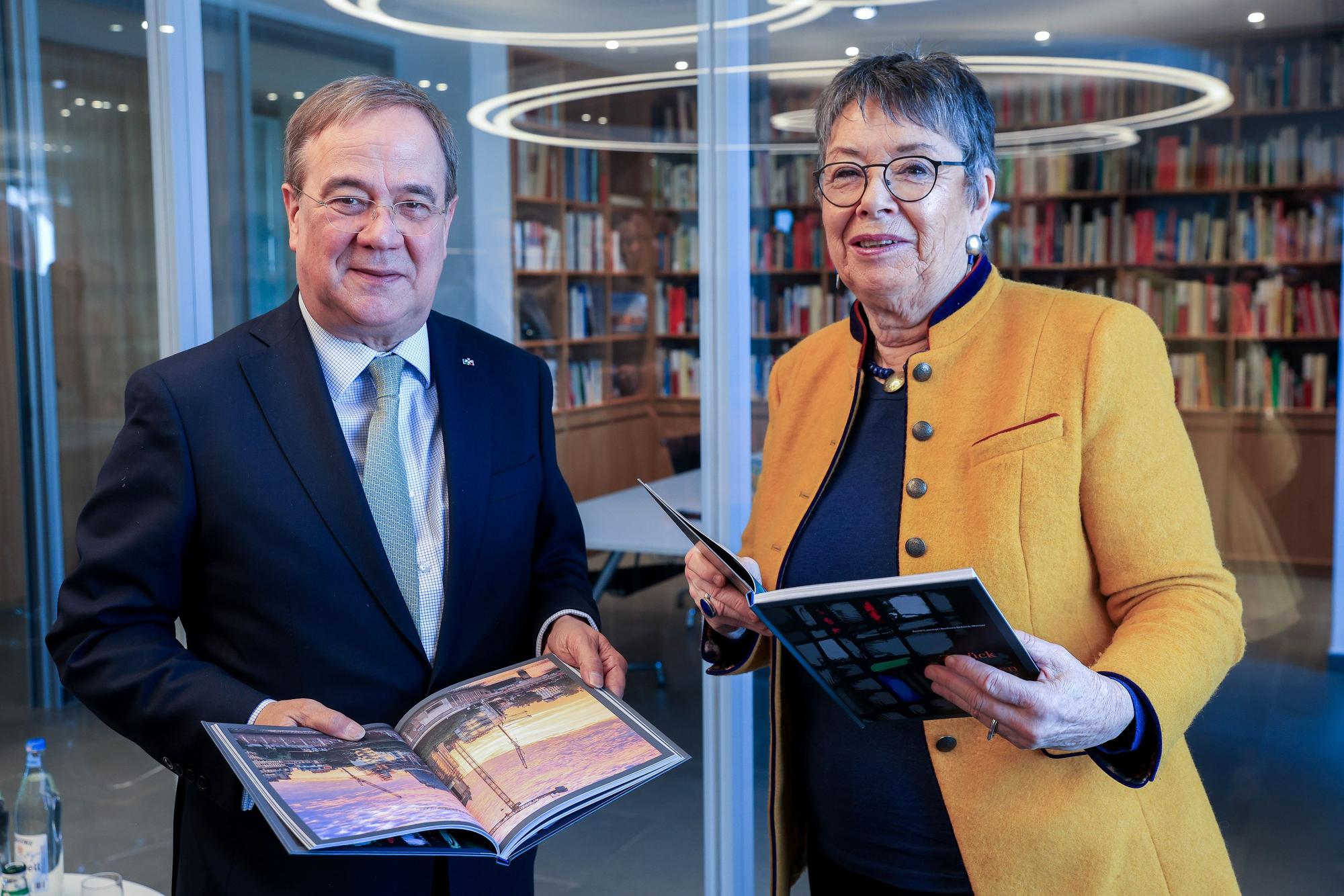 Armin Laschet und Barbara Schock-Werner haben gemeinsam einen Bildband zu den Restaurierungsarbeiten für Notre-Dame herausgegeben.