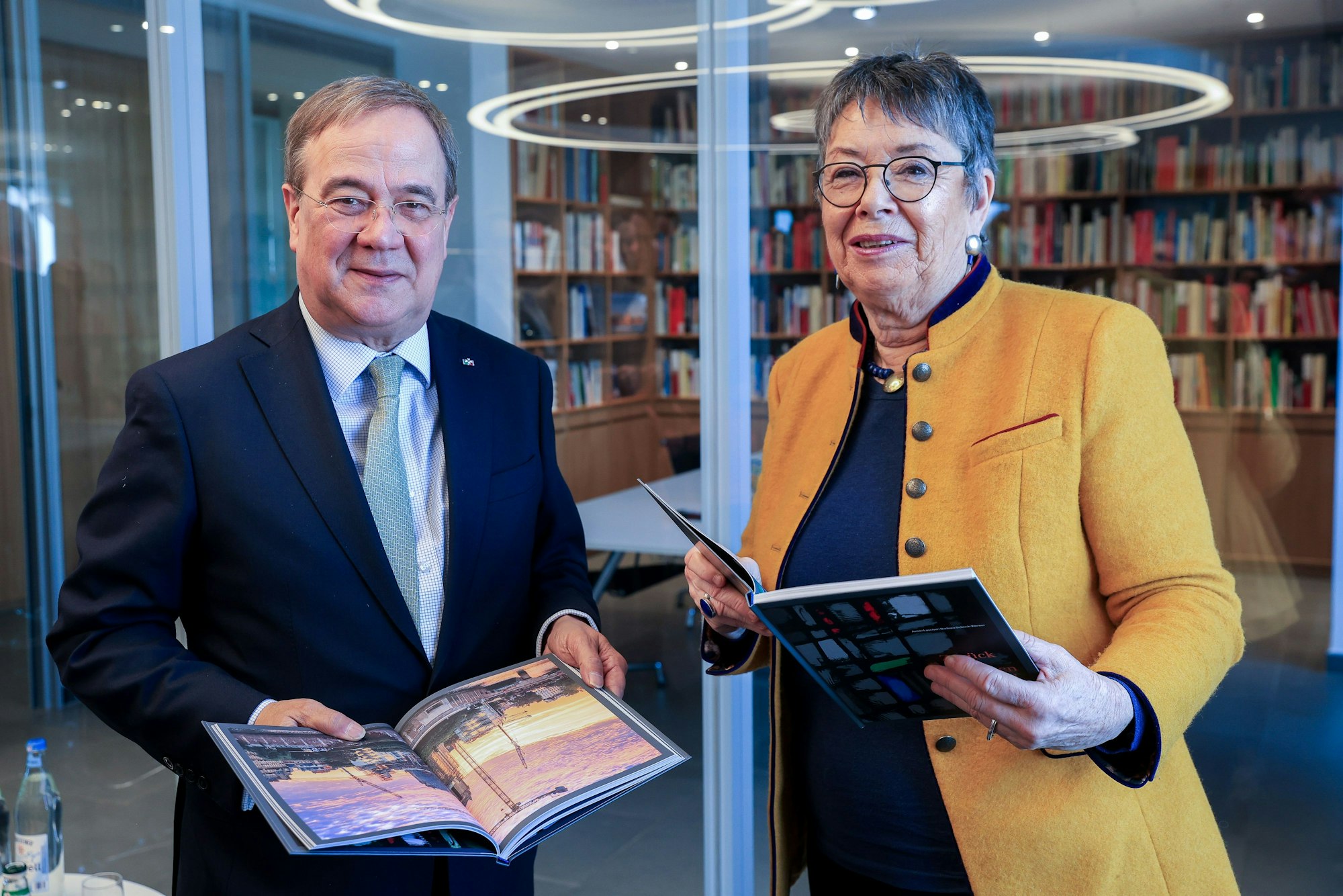 Armin Laschet und Barbara Schock-Werner haben gemeinsam einen Bildband zu den Restaurierungsarbeiten für Notre-Dame herausgegeben.