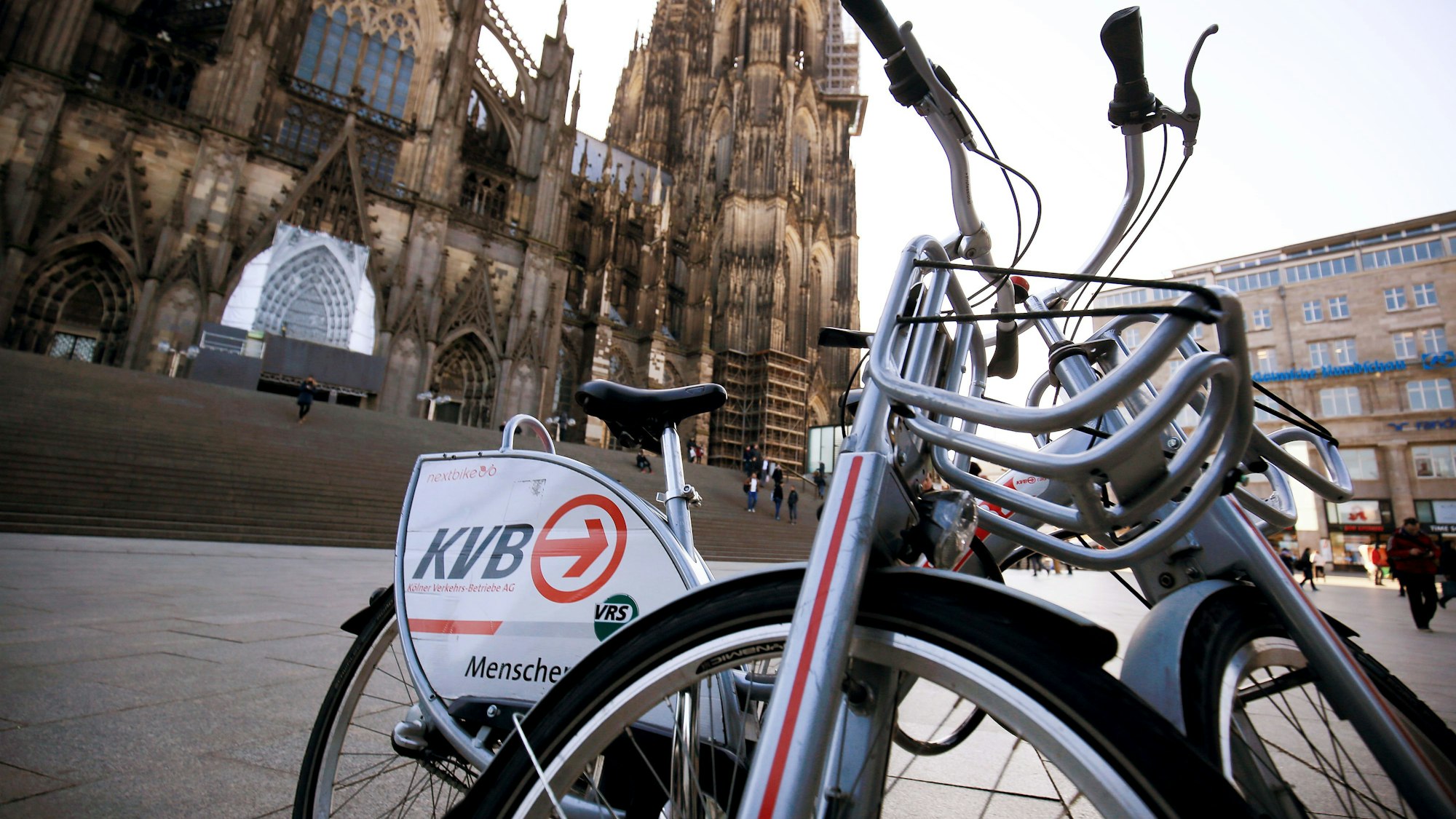Leihfahrräder der Kölner Verkehrs-Betriebe (KVB) stehen in Köln vor dem Dom.
