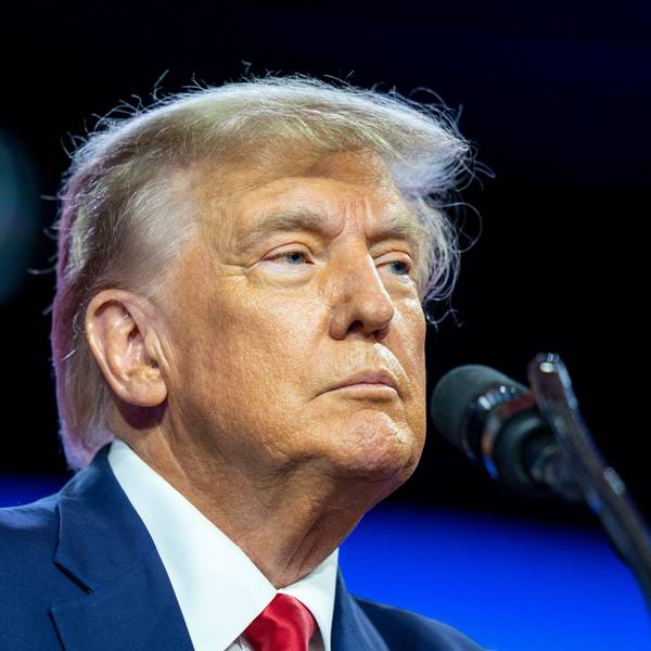 Donald Trump behauptet, Ähnlichkeit mit Elvis Presley zu haben.
