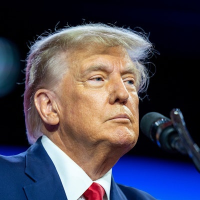 Donald Trump behauptet, Ähnlichkeit mit Elvis Presley zu haben.