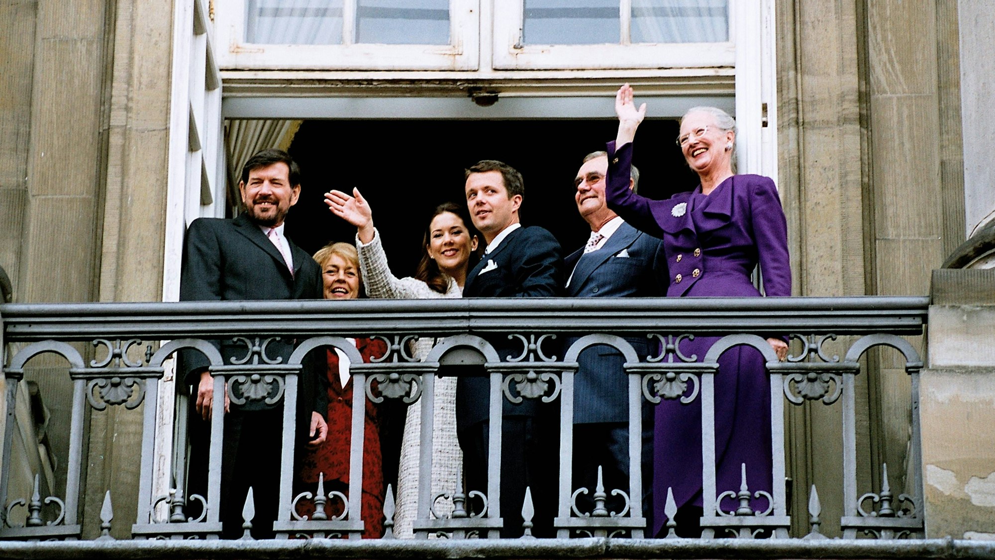 Die Verlobung des damaligen Kronprinzen Frederik mit Mary Donaldson. Rechts Königin Margrethe II. und Prinz Henrik von Dänemark. Links John Donaldson mit seiner Frau Susan Moody.