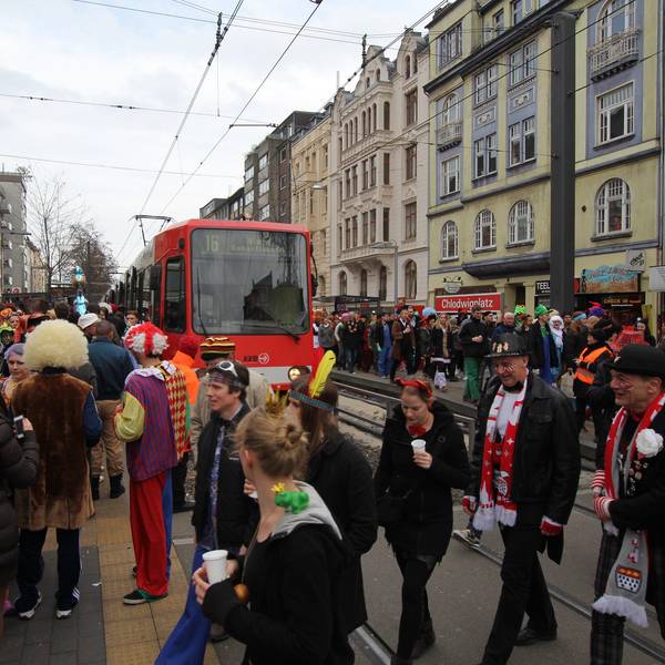 Verkleidete Fahrgäste vor einer Bahn der Linie 16 der KVB an der Haltestelle Chlodwigplatz in der Kölner Südstadt (Symbolbild)