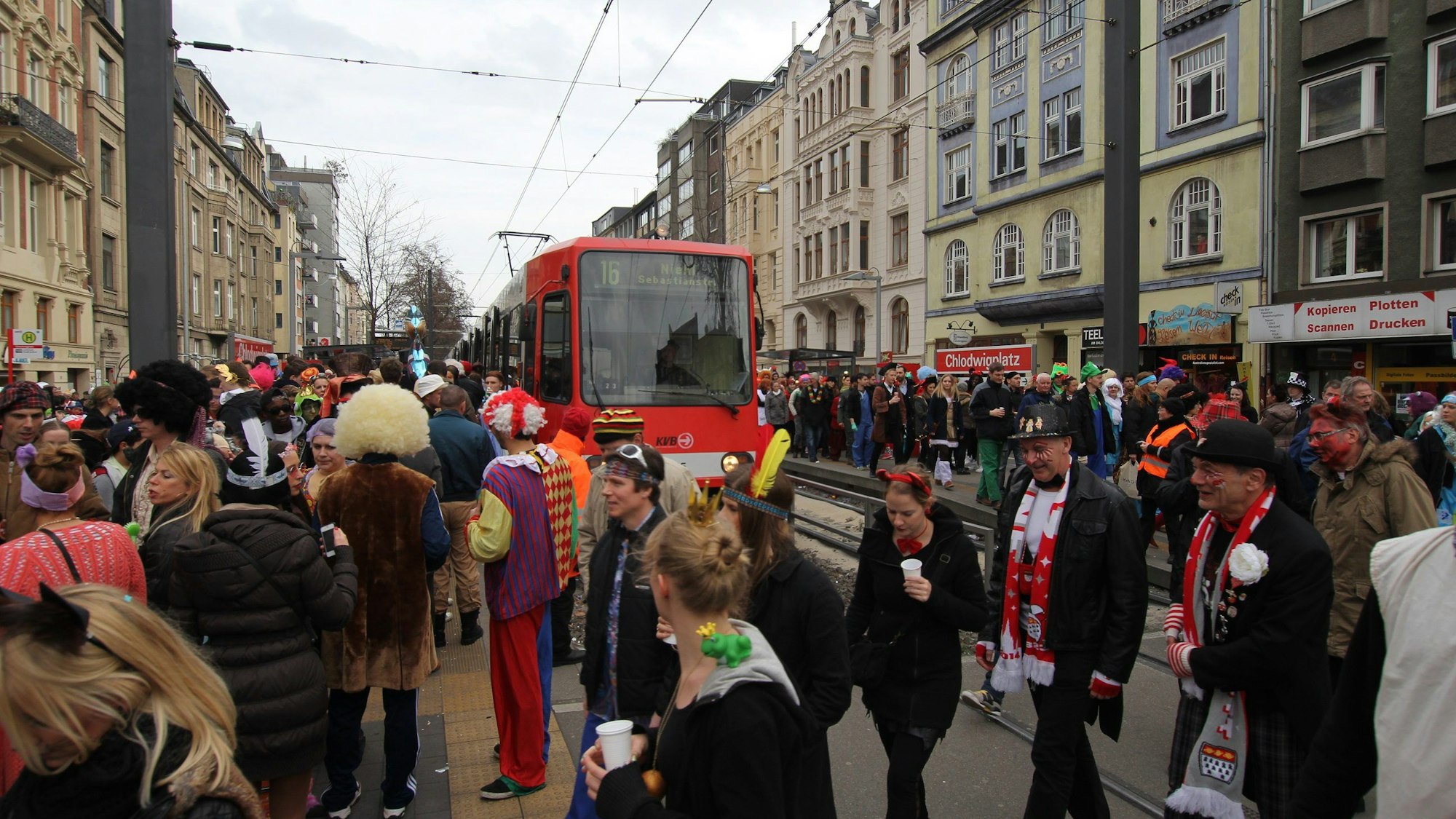 Kostümierte Fahrgäste, verkleidete Fahrgäste, an der Haltestelle Chlodwigplatz - Symbolfoto Kölner Verkehrsbetriebe (KVB) im Karneval, Strassenkarneval in Köln Foto: Stephan Anemüller / Kölner Verkehrs-Betriebe AG (hfr) - Das Foto ist als Pressefoto zur redaktionellen, honorarfreien Nutzung freigegeben. - Koelner Verkehrsbetriebe, Mobilität, Verkehr, Nahverkehr, Öffentlicher Personennahverkehr